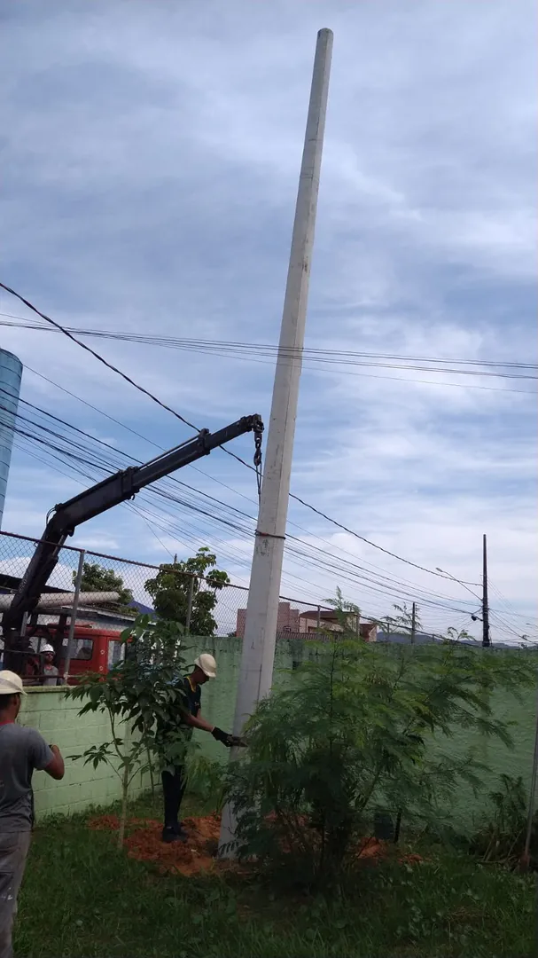 Içamento e instalação de poste — LS Elétrica